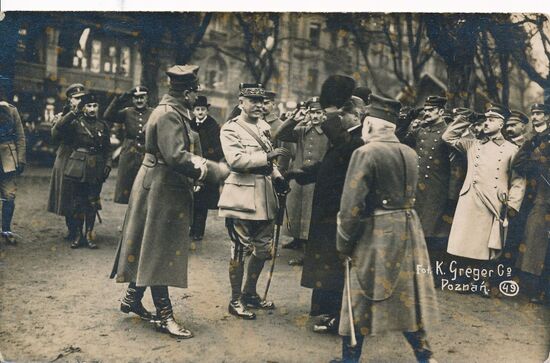 Vereidigung und Überreichung der Standarte der Volkswehr durch General Józef Dowbor Muśnicki, Wilhelmsplatz (Freiheitsplatz). Posen, 23.02.1919