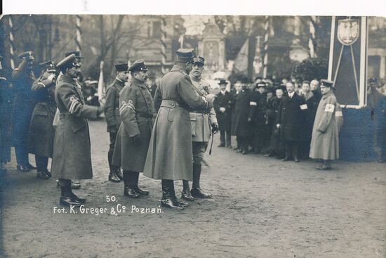 Vereidigung und Überreichung der Standarte der Volkswehr durch General Józef Dowbor Muśnicki, Wilhelmsplatz (Freiheitsplatz). Posen, 23.02.1919