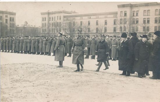 General Józef Dowbor Muśnicki überreicht die Standarte dem 1. Großpolnischen Schützenregiment. 4.02.1919 Innenhof der Kaserne des 6. Preußischen Grenadier-Regiments
