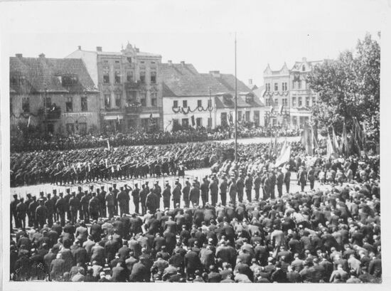 Vereidigung der Volkswehr des Landkreises Września am 25.5.1919 auf dem Marktplatz in Września