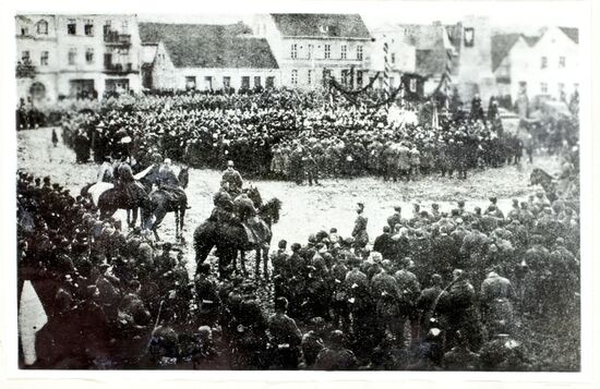 Empfang des 7. Großpolnischen Schützen-Regiments auf dem Marktplatz in Chodzież