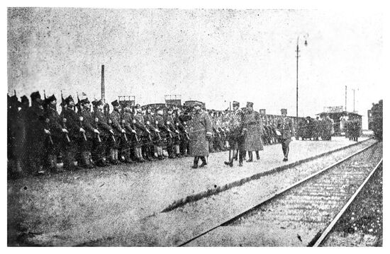 General Józef Dowbor-Muśnicki vor der Ehrenkompanie auf dem Bahnhof in Chodzież