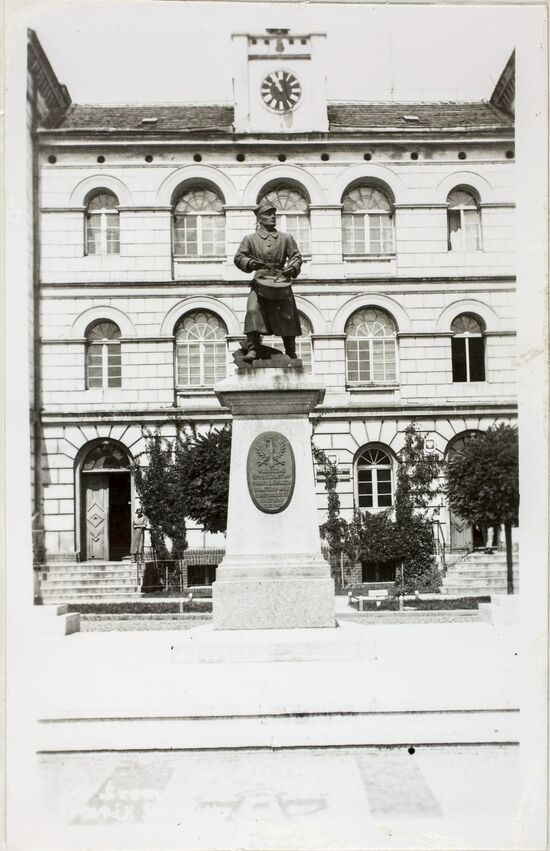 Das Denkmal der großpolnischen Aufständischen, welches auf dem Marktplatz in Śremie vor 1939 stand