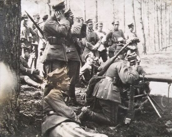 Soldaten des 1. Großpolnischen Schützen-Regiments während der Übungen. Nördliches Großpolen, Juni 1919
