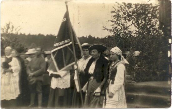Standarte des 3.  Großpolnischen Schützen-Regiments während der Feierlichkeiten der Fahnenweihe. Biedrusko, 29. Mai 1919. Unter den Fahnenpatinnen befindet sich die Tochter des Generals Muśnicki - Janina (die erste von rechts)