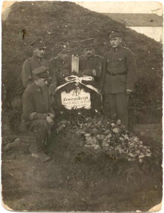 Das Grab des an einer Krankheit verstorbenen Schützen, Seweryn Jerzyk von der 12. Kompanie des 3. Großpolnischen Schützen-Regiments, unter dem Hügel des I. Korps in Bobrujsk, nach dem 13. Oktober 1919