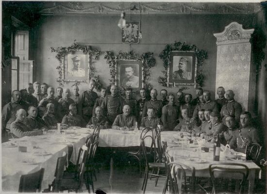 Offiziere des 1. Großpolnischen Ulanen-Regiments, der 2. Reitenden Batterie und des 1. Großpolnischen Schützen-Regiments in Gesellschaft des Befehlshabers der 1. Großpolnischen Schützen-Division (14. Infanterie-Division) von General Daniel Konarzewski im Offizierskasino in Bobrujsk, 8. Juli 1919