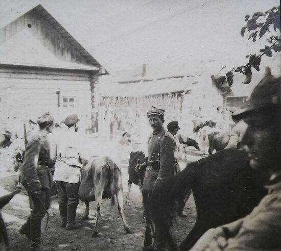Die Ulanen des 1. Großpolnischen Ulanen-Regiments während einer Beschlagnahme im Dorf Kurhany (ca. 12 km nördlich von Bobrujsk), die zur Strafe für das Verstecken der sowjetischen Mörser durchgeführt wurde. September 1919