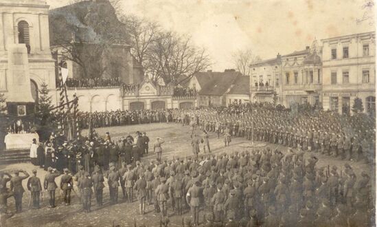 Feierlichkeiten anlässlich der Überreichnung der Standarte dem 7. Großpolnischen Schützen-Regiment. Chodzież, 1. März 1920