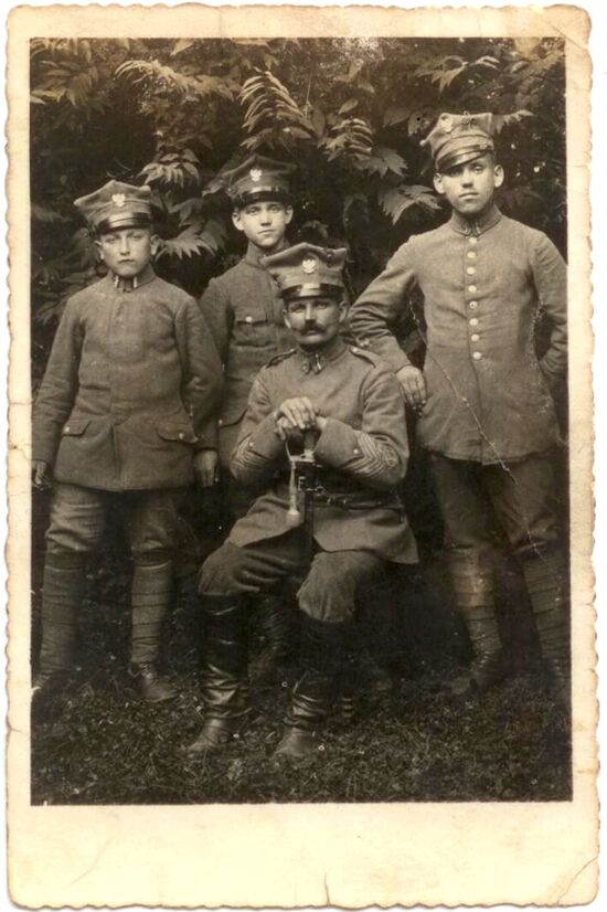Soldaten der 11. Kompanie des 6. Großpolnischen Schützen-Regiments, Kamionna, September 1919. Oberfeldwebel (Chef) der 11. Kompanie des 6. Großpolnischen Schützen-Regiments, Jan Roszak, sitzt. Rechts stehen: Walenty Szymandera, Jan Sobecki und Jan Woźniak.