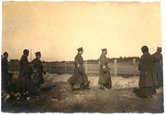 General Konarzewski (Befehlshaber der 1. Großpolnischen Schützen-Division) und Oberst Paszkiewicz (Befehlshaber des 1. Großpolnischen Schützen-Regiments) beim Begräbnis der gefallenen Soldaten des Regiments, Bobrujsk, November 1919