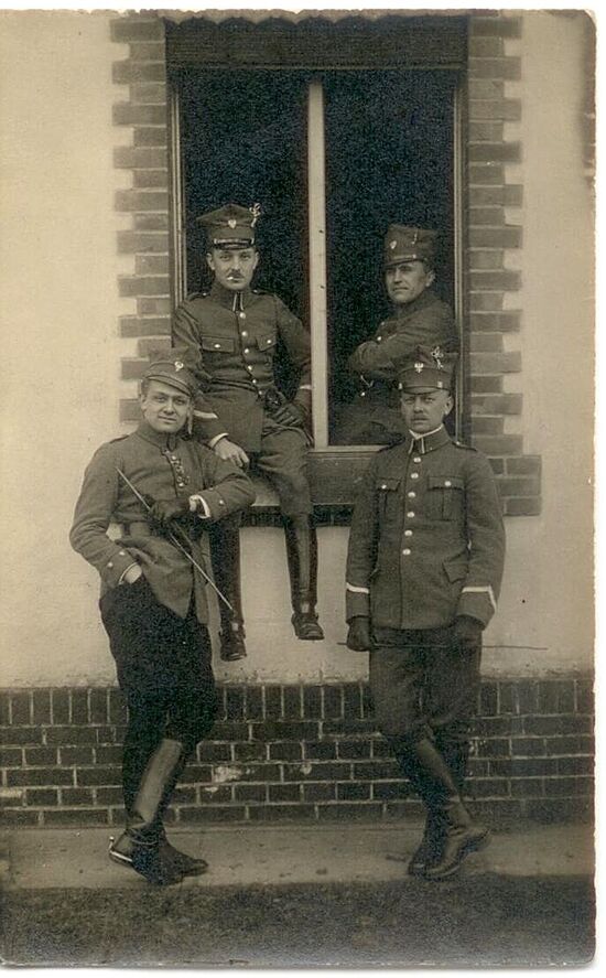 Oberleutnant Klemens Rembowski (sitzend am Fenster), 1919